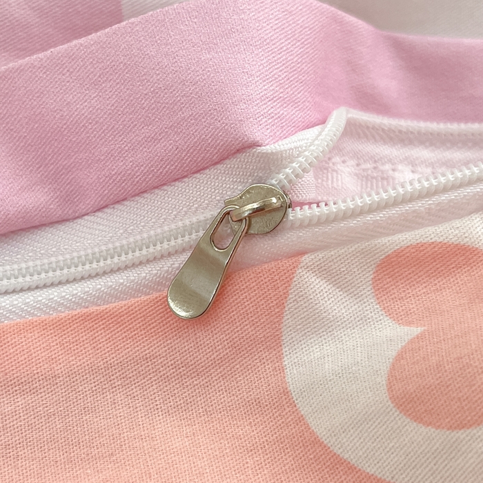 91家纺网 家纺一手货源 找家纺 博雅 2025新款三丽鸥大版印花全棉四件套专版花型 全棉大版（升级款信封枕）情书KT猫