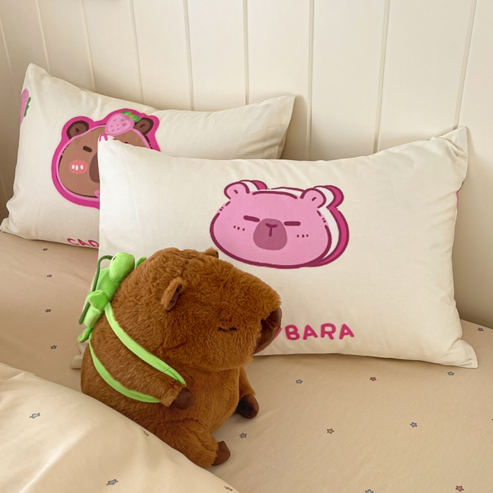 91家纺网 家纺一手货源 找家纺 博雅 2025新款卡皮巴拉系列全棉印花四件套 草莓卡皮巴拉