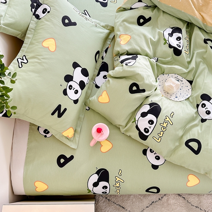 91家纺网 家纺一手货源 找家纺 棉造家居 2025新款亲肤舒适全棉纯棉印花系列三/四件套 熊猫宝贝
