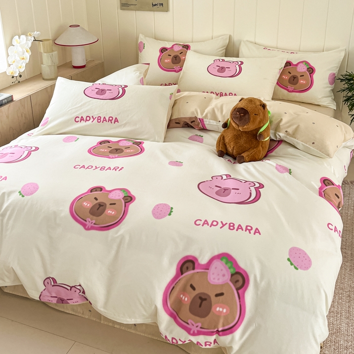 91家纺网 家纺一手货源 找家纺 博雅 2025新款卡皮巴拉系列全棉印花四件套 草莓卡皮巴拉