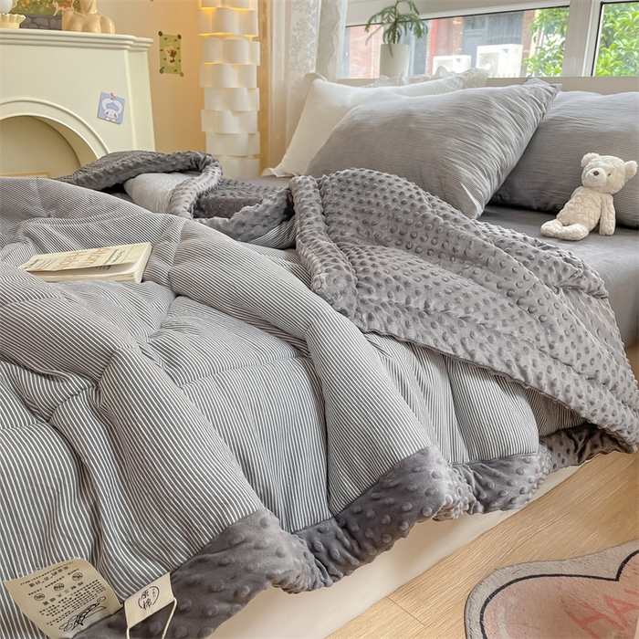 91家纺网 家纺一手货源 找家纺 云家 2025新款豆豆绒被子被芯夏凉被空调被四季被 灰细条