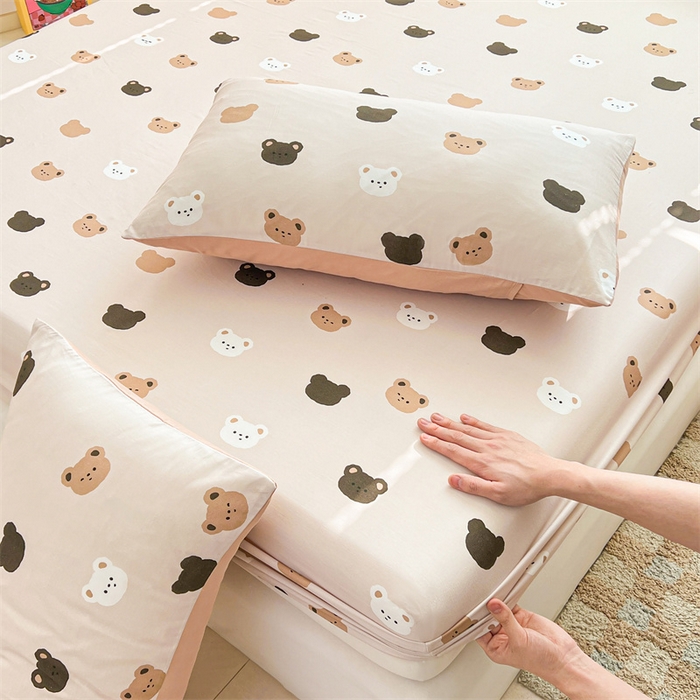 91家纺网 家纺一手货源 找家纺 雯豆2025春夏新品全棉床笠三件套学生成人印花纯棉床罩 全棉床笠-饼干熊