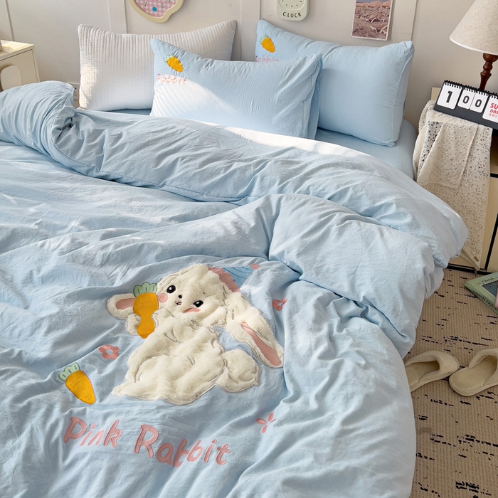 91家纺网 家纺一手货源 找家纺 水墨江南 2025新款超柔水洗棉贴布绣四件套 萝卜兔蓝