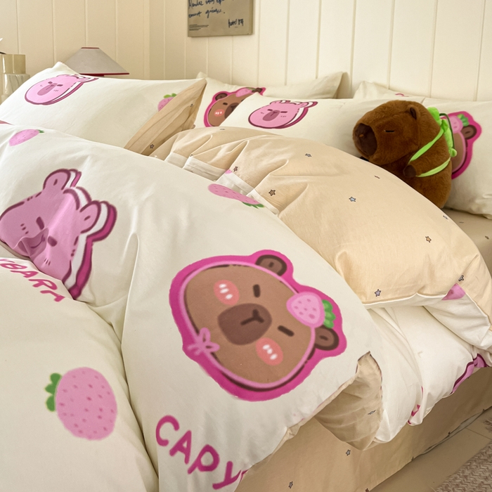 91家纺网 家纺一手货源 找家纺 博雅 2025新款卡皮巴拉系列全棉印花四件套 草莓卡皮巴拉