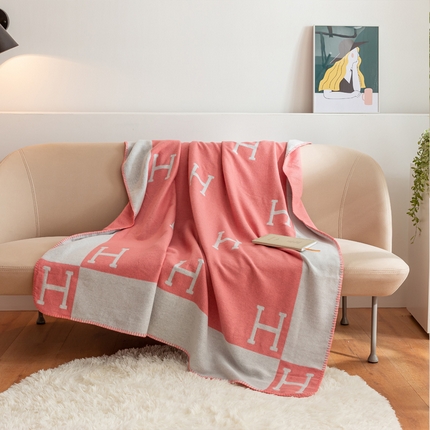 91家纺网 家纺一手货源 找家纺 （总）朴尔家纺-毛巾被 2025新款国际时尚风防羊毛手工缝制针织毯