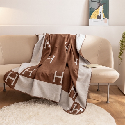 91家纺网 家纺一手货源 找家纺 （总）朴尔家纺-毛巾被 2025新款国际时尚风防羊毛手工缝制针织毯