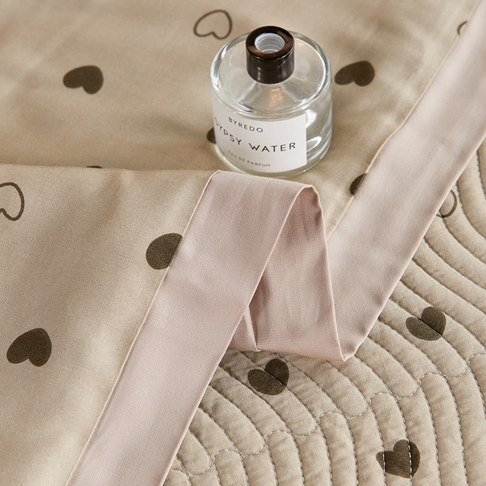 91家纺网 家纺一手货源 找家纺 莎果 2025春夏莫代尔印花高温砂洗床盖三件套四件套 倾心-咖