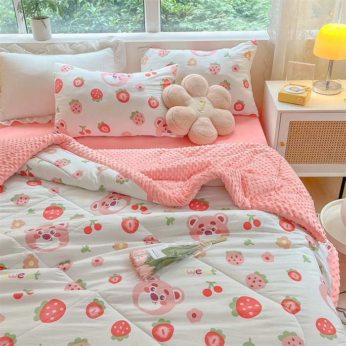 91家纺网 家纺一手货源 找家纺 云家 2025新款豆豆绒被子被芯夏凉被空调被四季被 草莓小熊