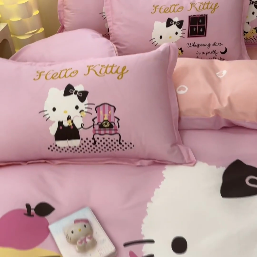 91家纺网 家纺一手货源 找家纺 博雅 2025新款三丽鸥大版印花全棉四件套专版花型 全棉大版（升级款信封枕）学习KT猫