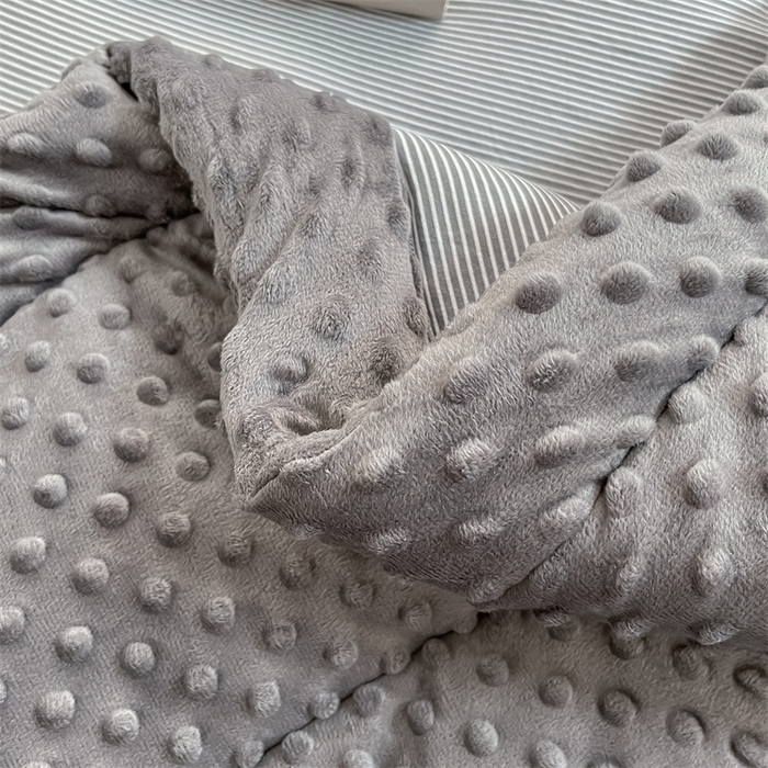 91家纺网 家纺一手货源 找家纺 云家 2025新款豆豆绒被子被芯夏凉被空调被四季被 灰细条