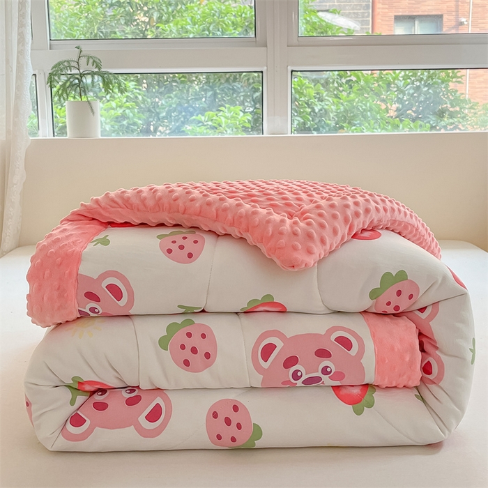 91家纺网 家纺一手货源 找家纺 云家 2025新款豆豆绒被子被芯夏凉被空调被四季被 草莓小熊