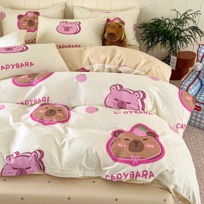 91家纺网 家纺一手货源 找家纺 博雅 2025新款卡皮巴拉系列全棉印花四件套 草莓卡皮巴拉