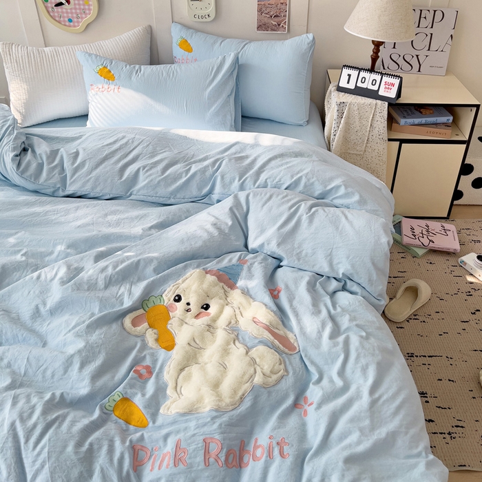 91家纺网 家纺一手货源 找家纺 水墨江南 2025新款超柔水洗棉贴布绣四件套 萝卜兔蓝