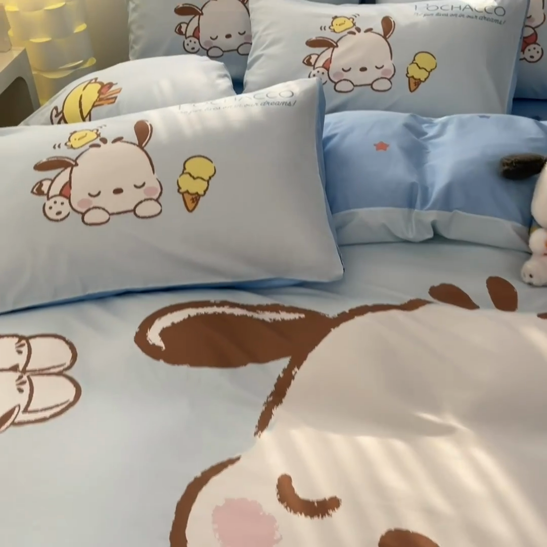 91家纺网 家纺一手货源 找家纺 博雅 2025新款三丽鸥大版印花全棉四件套专版花型 全棉大版（普通款口袋枕）香蕉帕恰狗