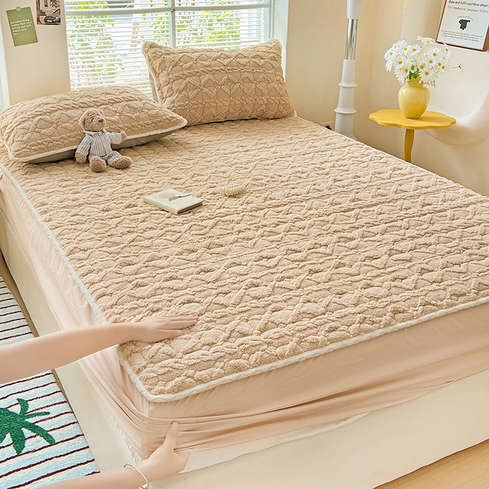 91家纺网 家纺一手货源 找家纺 帛洵 2025新款舒适亲肤高克重牛奶绒夹棉床笠 奶咖色