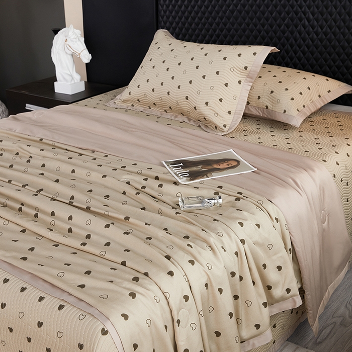 91家纺网 家纺一手货源 找家纺 莎果 2025春夏莫代尔印花高温砂洗床盖三件套四件套 倾心-咖