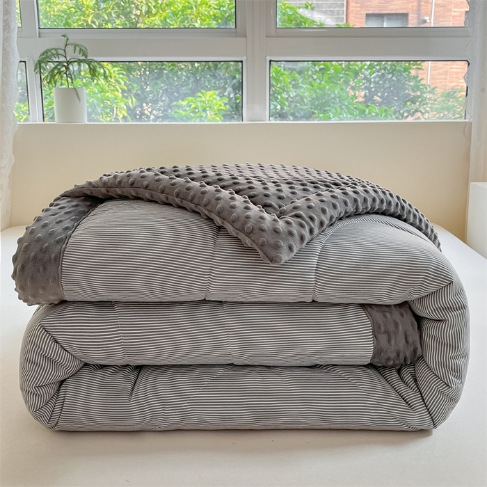 91家纺网 家纺一手货源 找家纺 云家 2025新款豆豆绒被子被芯夏凉被空调被四季被 灰细条