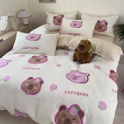 91家纺网 家纺一手货源 找家纺 博雅 2025新款卡皮巴拉系列全棉印花四件套 草莓卡皮巴拉