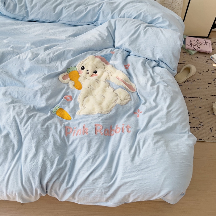 91家纺网 家纺一手货源 找家纺 水墨江南 2025新款超柔水洗棉贴布绣四件套 萝卜兔蓝