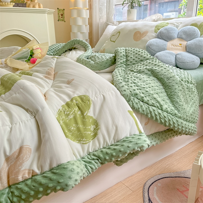 91家纺网 家纺一手货源 找家纺 云家 2025新款豆豆绒被子被芯夏凉被空调被四季被 涂鸦绿爱心