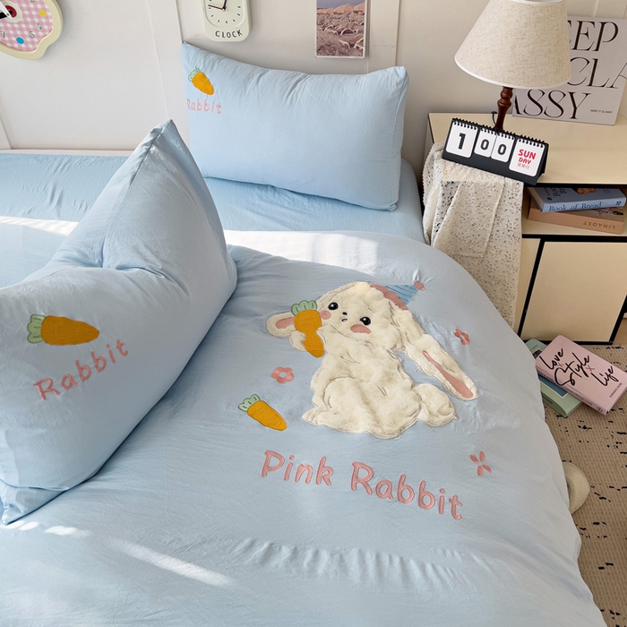 91家纺网 家纺一手货源 找家纺 水墨江南 2025新款超柔水洗棉贴布绣四件套 萝卜兔蓝