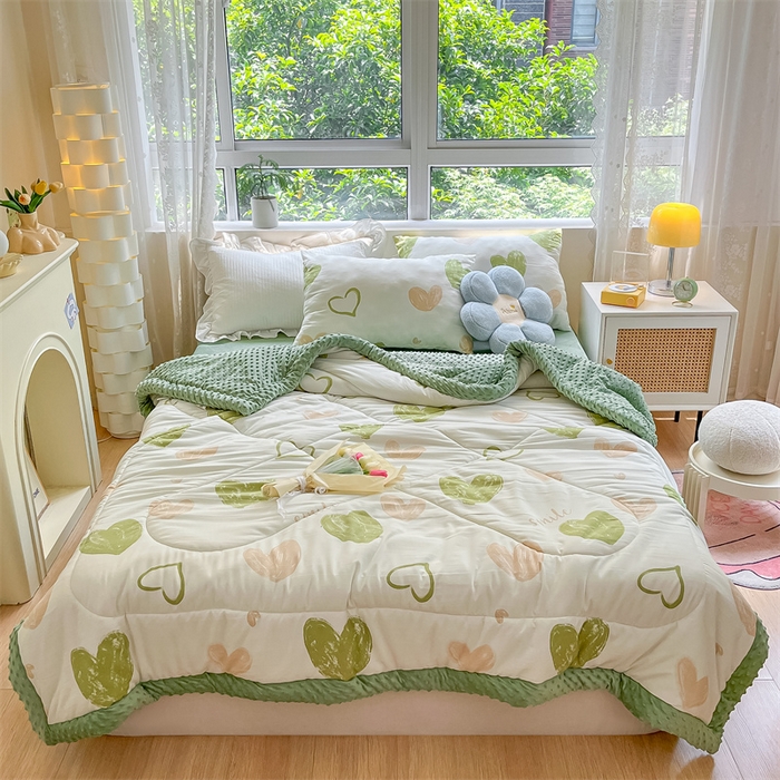 91家纺网 家纺一手货源 找家纺 云家 2025新款豆豆绒被子被芯夏凉被空调被四季被 涂鸦绿爱心