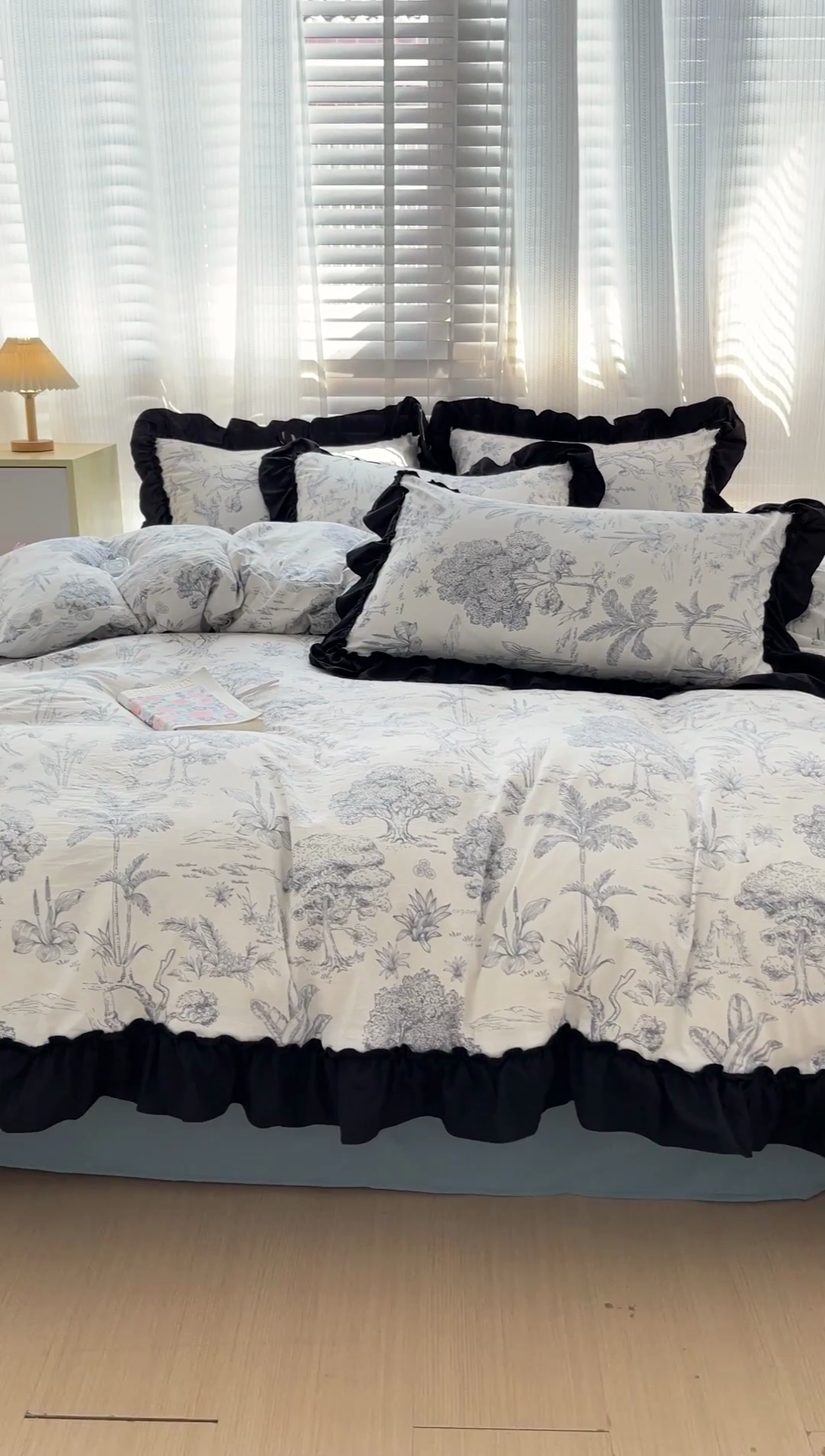 91家纺网 家纺一手货源 找家纺 繁花家居 2025新款黑色花边赫本风水洗棉双层纱针织棉韩式花边四件套 莫奈蓝