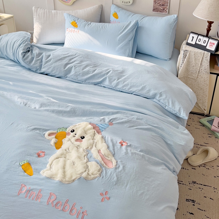 91家纺网 家纺一手货源 找家纺 水墨江南 2025新款超柔水洗棉贴布绣四件套 萝卜兔蓝