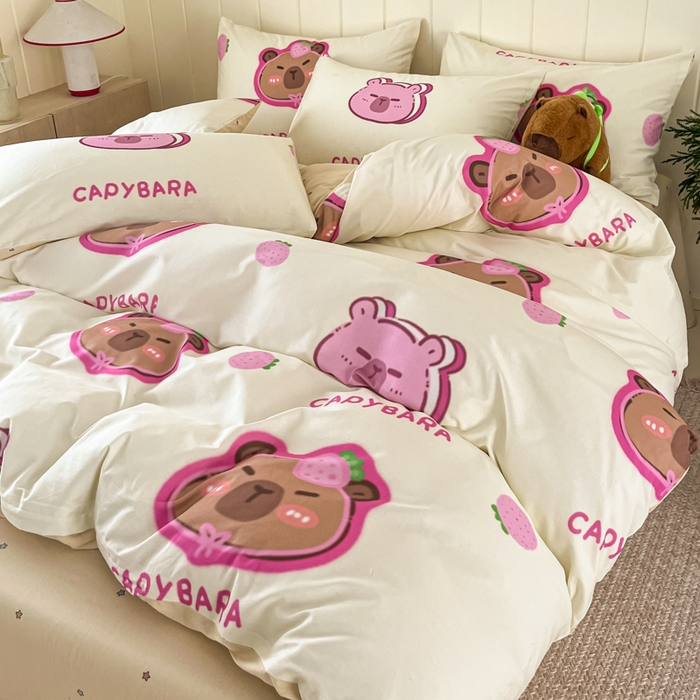 91家纺网 家纺一手货源 找家纺 博雅 2025新款卡皮巴拉系列全棉印花四件套 草莓卡皮巴拉