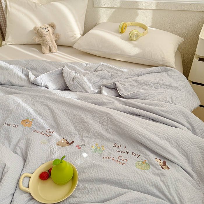 91家纺网 家纺一手货源 找家纺 睡棉坊 2025新款A类泡泡棉夏被韩版原创设计刺绣款空调被夏凉被 浅灰色