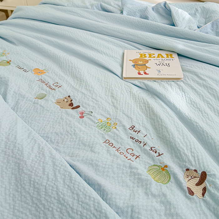 91家纺网 家纺一手货源 找家纺 睡棉坊 2025新款A类泡泡棉夏被韩版原创设计刺绣款空调被夏凉被 浅蓝色