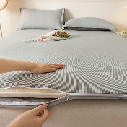 91家纺网 家纺一手货源 找家纺 悦织湾家纺 2025新款床垫套亲肤棉四季通用拉链式全包适合7CM及以内床垫 垫套-条纹浅灰