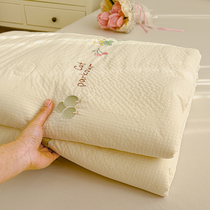 91家纺网 家纺一手货源 找家纺 睡棉坊 2025新款A类泡泡棉夏被韩版原创设计刺绣款空调被夏凉被 米白色