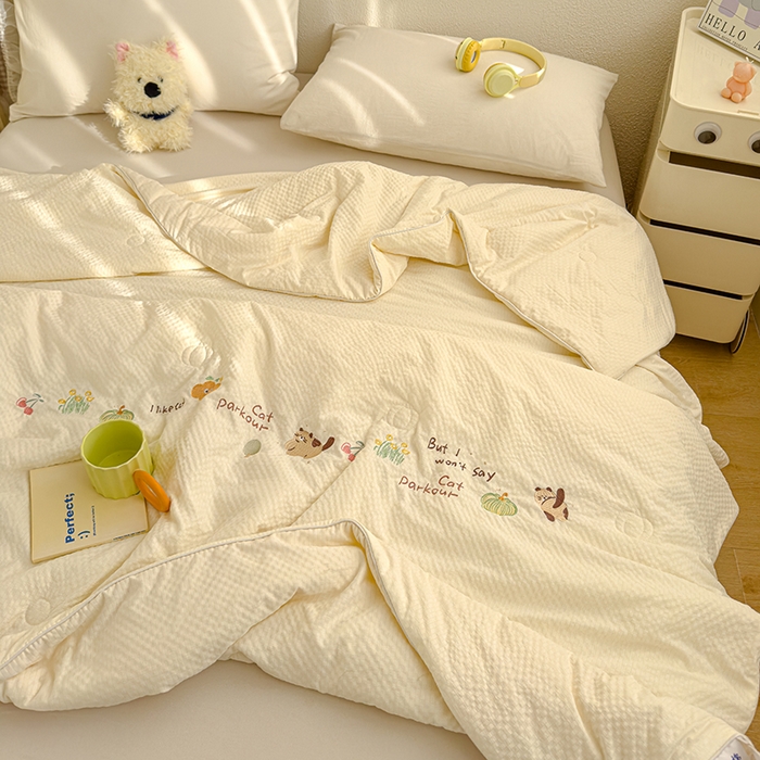 91家纺网 家纺一手货源 找家纺 睡棉坊 2025新款A类泡泡棉夏被韩版原创设计刺绣款空调被夏凉被 米白色