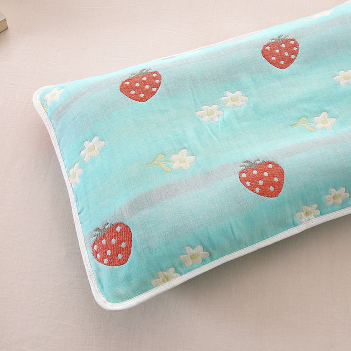 91家纺网 家纺一手货源 找家纺 朴尔家纺-毛巾被 2025新款A类全棉卡通六层纱布儿童枕套 甜甜草莓蓝