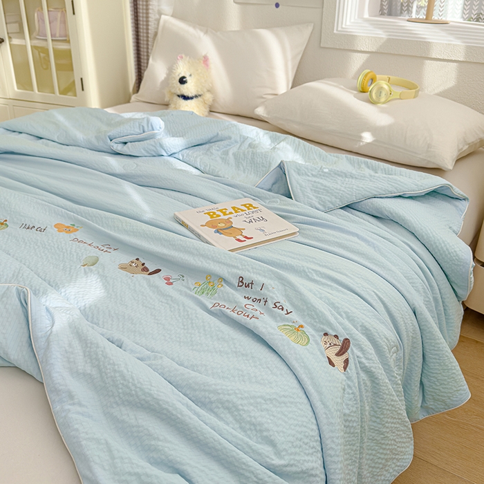 91家纺网 家纺一手货源 找家纺 睡棉坊 2025新款A类泡泡棉夏被韩版原创设计刺绣款空调被夏凉被 浅蓝色