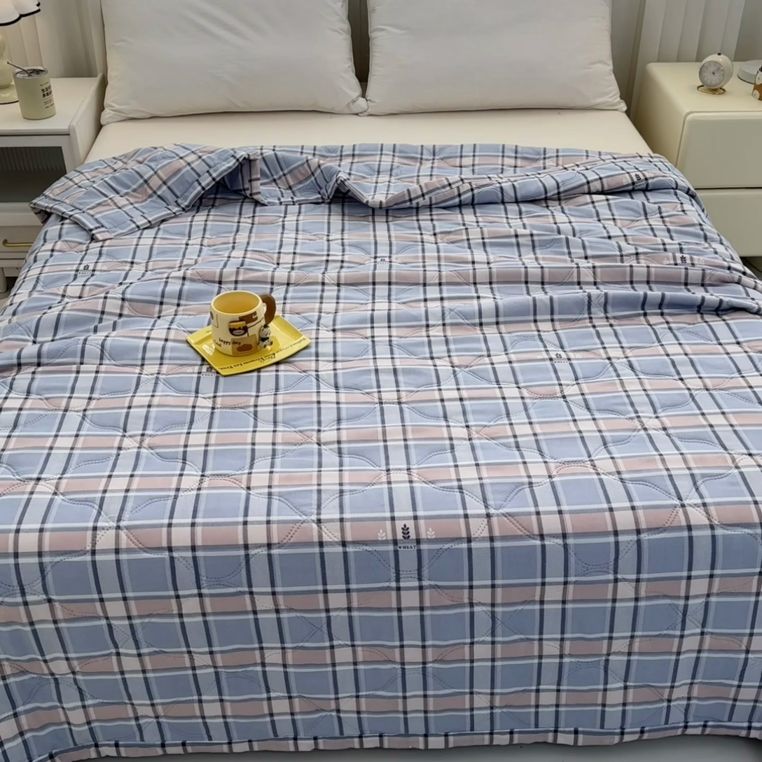 91家纺网 家纺一手货源 找家纺 悦织湾2025新款芦荟棉亲肤绒夏被钻石绒超声波夏凉被批发福利赠品礼品被 魔法格子-兰