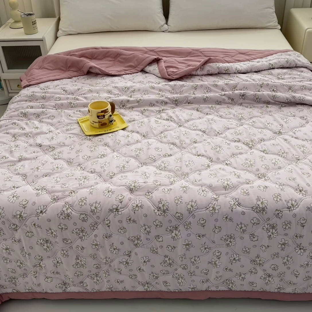 91家纺网 家纺一手货源 找家纺 悦织湾2025新款亲肤水洗棉夏被印花纯色升级版芦荟棉夏凉被空调被跑量款 印花-秘密花园