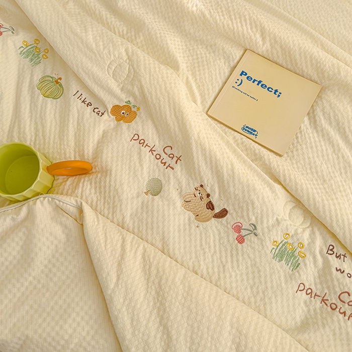 91家纺网 家纺一手货源 找家纺 睡棉坊 2025新款A类泡泡棉夏被韩版原创设计刺绣款空调被夏凉被 米白色