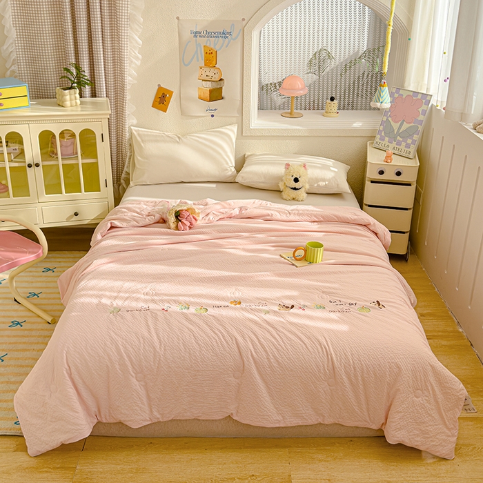 91家纺网 家纺一手货源 找家纺 睡棉坊 2025新款A类泡泡棉夏被韩版原创设计刺绣款空调被夏凉被 浅玉色