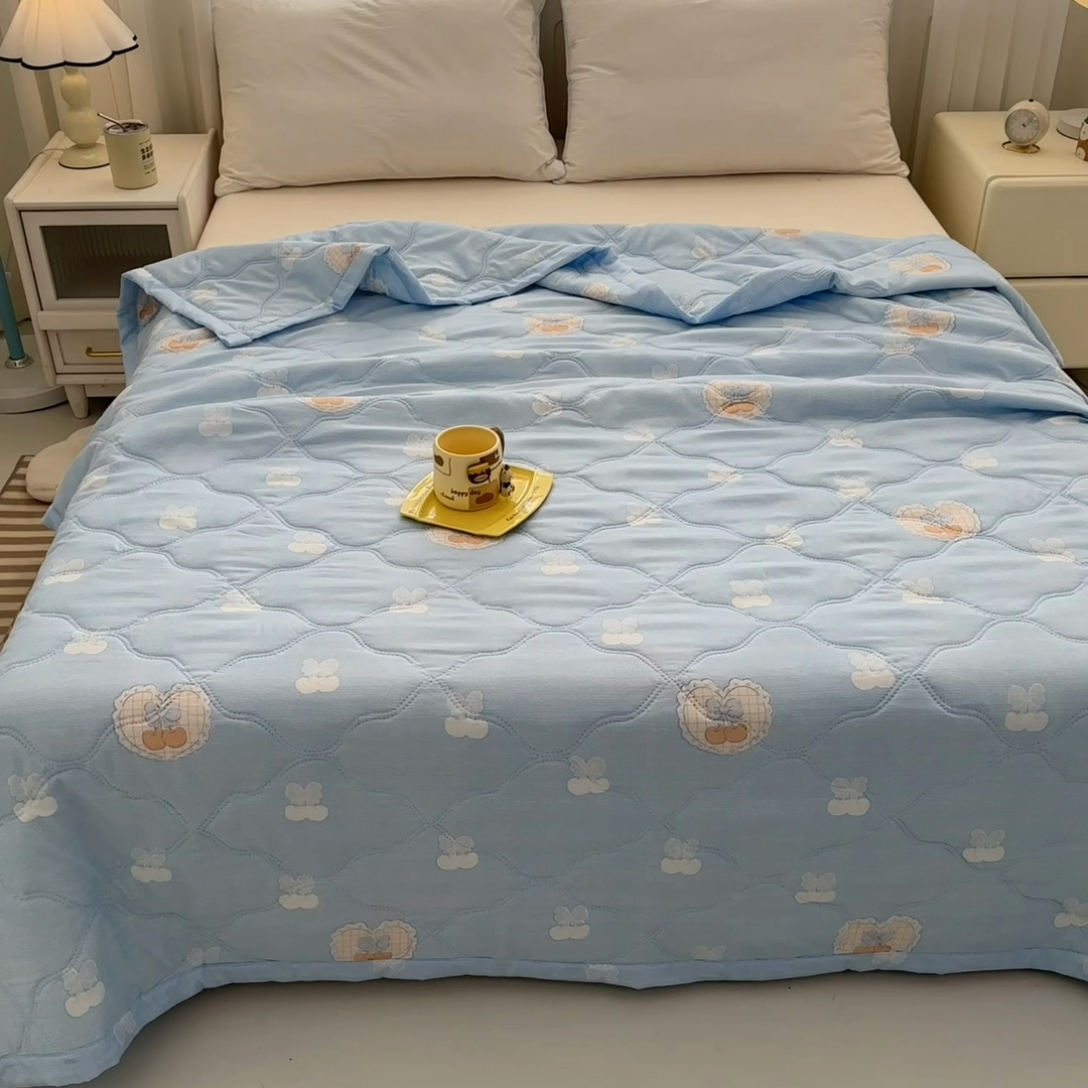 91家纺网 家纺一手货源 找家纺 悦织湾2025新款芦荟棉亲肤绒夏被钻石绒超声波夏凉被批发福利赠品礼品被 樱桃甜心