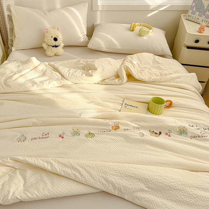 91家纺网 家纺一手货源 找家纺 睡棉坊 2025新款A类泡泡棉夏被韩版原创设计刺绣款空调被夏凉被 米白色