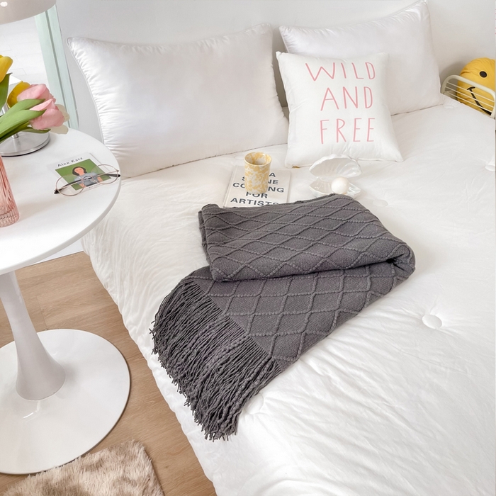 91家纺网 家纺一手货源 找家纺 朴尔家纺-毛巾被 2025新款菱形格条纹流苏手工针织毯 碳灰色