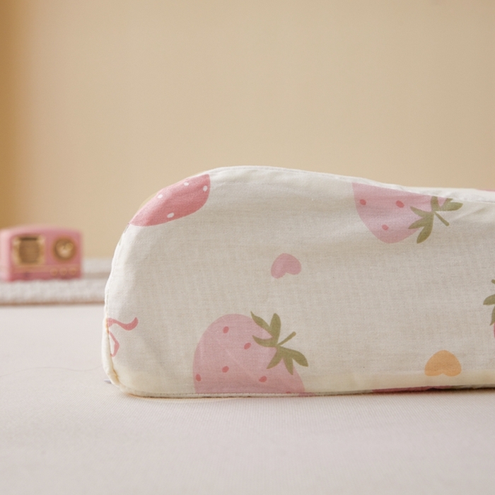 91家纺网 家纺一手货源 找家纺 翎盈家纺 2025新款纯棉小清新乳胶枕专用枕套 草莓庄园