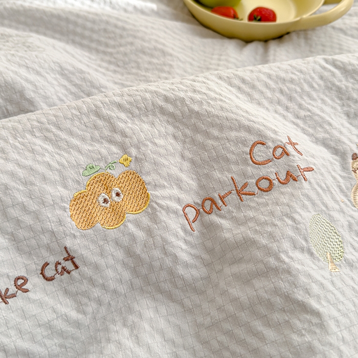 91家纺网 家纺一手货源 找家纺 睡棉坊 2025新款A类泡泡棉夏被韩版原创设计刺绣款空调被夏凉被 浅灰色