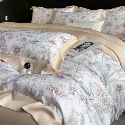 91家纺网 家纺一手货源 找家纺 蓝米卡夫 2025新品-50支天丝莱赛尔数码印花夏被+四件套（礼盒包装） 山樱觅-粉