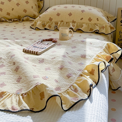 91家纺网 家纺一手货源 找家纺 繁花家居 2025新款韩式大花边夹棉床盖系列 芝士小熊