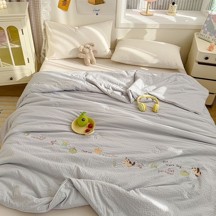 91家纺网 家纺一手货源 找家纺 睡棉坊 2025新款A类泡泡棉夏被韩版原创设计刺绣款空调被夏凉被 浅灰色