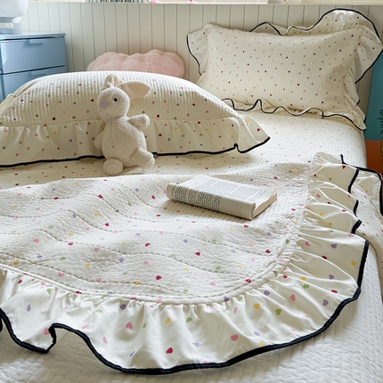 91家纺网 家纺一手货源 找家纺 繁花家居 2025新款韩式大花边夹棉床盖系列 五彩爱心