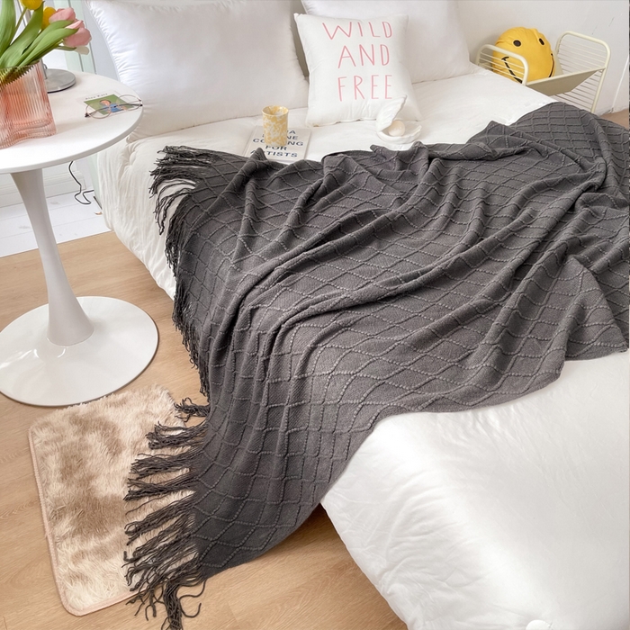 91家纺网 家纺一手货源 找家纺 朴尔家纺-毛巾被 2025新款菱形格条纹流苏手工针织毯 碳灰色